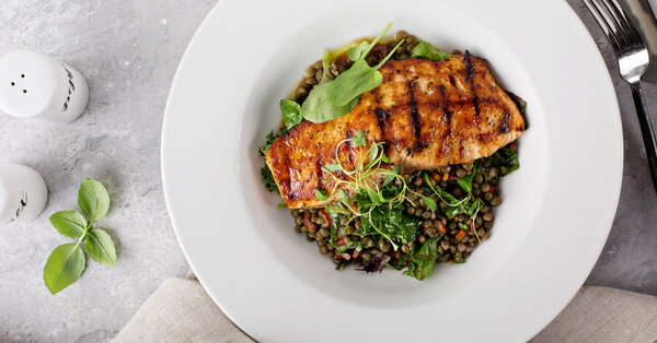 Losos s čočkovým salátem