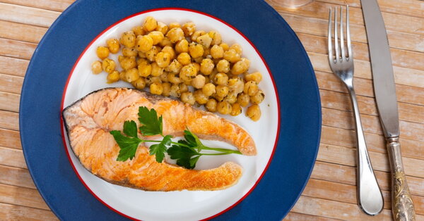 Losos s cizrnovým salátem