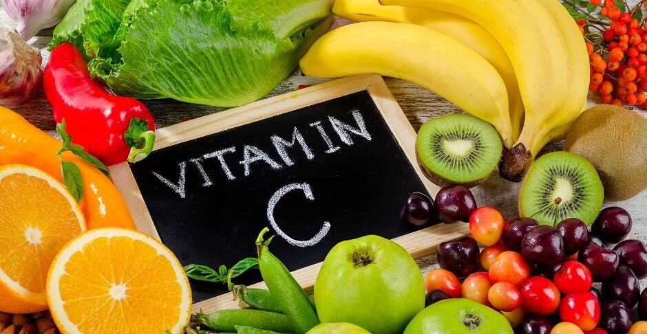 Odpovídáme: Kdy brát vitamín C a co může podpořit jeho účinky